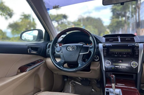 Second hand 2013 Toyota Camry 2.5 V AT 
