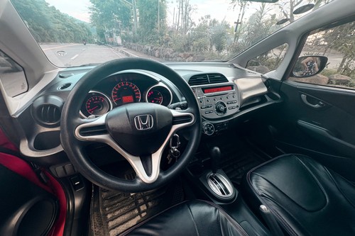 Second hand 2013 Honda Jazz 1.5L V AT 