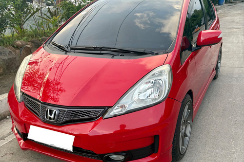 Second hand 2013 Honda Jazz 1.5L V AT 