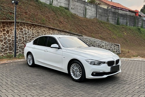 2018 BMW 3 Series Sedan  320i F30 LUXURY bekas