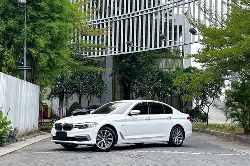 2017 BMW 5 Series Sedan  520d Luxury bekas