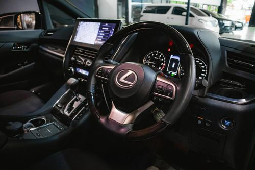 Old 2023 Lexus LM 350 (4-Seater)
