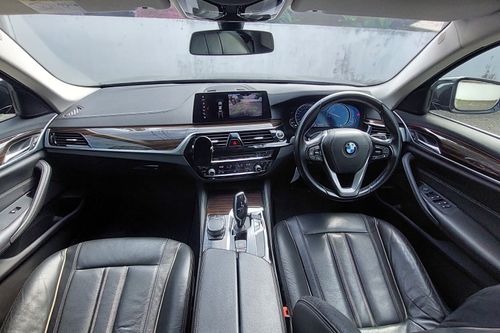 2018 BMW 5 Series Sedan 520i Luxury bekas