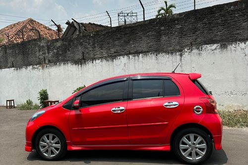 Old 2012 Toyota Yaris S Limited AT