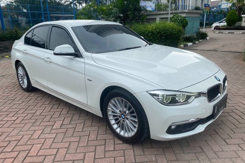 2018 BMW 3 Series Sedan  320i F30 LUXURY bekas