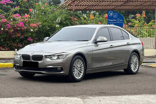 2018 BMW 3 Series Sedan  330i Luxury bekas