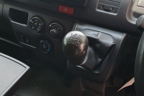 2018 Toyota Hiace Commuter Manual	Luxury tua