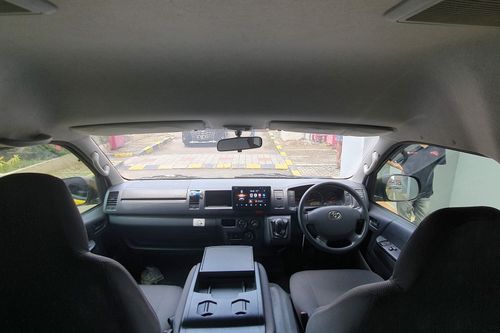 2018 Toyota Hiace Commuter Manual	Luxury tua