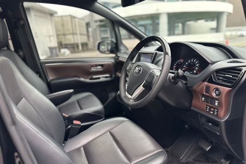 Dijual 2020 Toyota Voxy 2.0L AT bekas