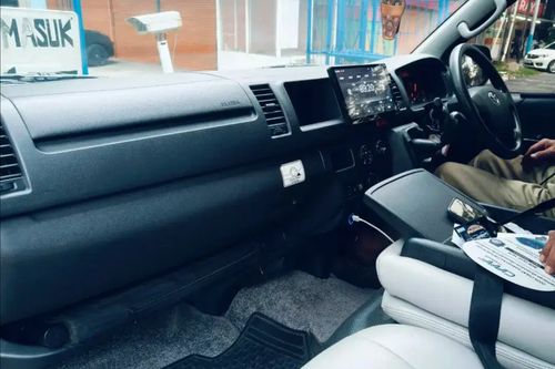 Dijual 2017 Toyota Hiace Commuter Manual	Luxury bekas