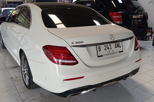 2017 Mercedes Benz E-Class E 300 AMG Line bekas