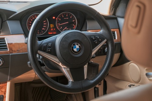 Dijual 2010 BMW 5 Series Sedan 530i E60 AT STEPTRONIC bekas