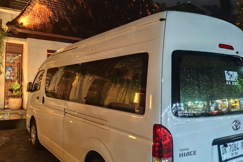 2024 Toyota Hiace Commuter Manual	Luxury tua