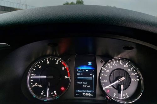 2021 Toyota Hilux 2.4L D-Cab V AT bekas
