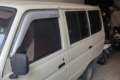 2000 Toyota Kijang Innova 1.5L MPV Minivans tua