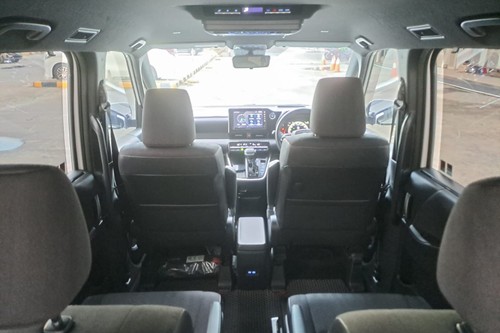 Dijual 2022 Toyota Voxy 2.0L AT bekas