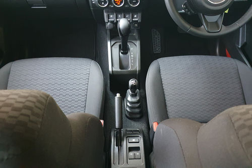 2024 Suzuki Jimny Two Tone AT bekas