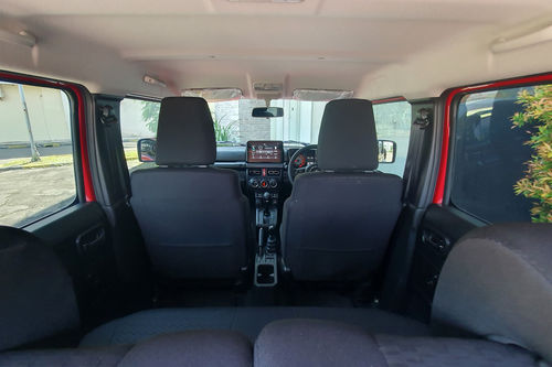 2024 Suzuki Jimny Two Tone AT bekas