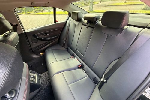 Dijual 2015 BMW 3 Series Sedan 320d Sport bekas