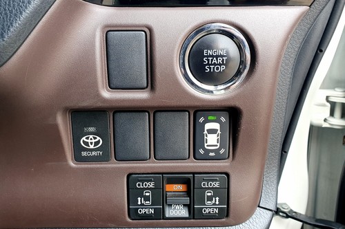 Dijual 2018 Toyota Voxy 2.0L AT bekas