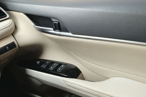 2019 Toyota Camry 2.5 V tua