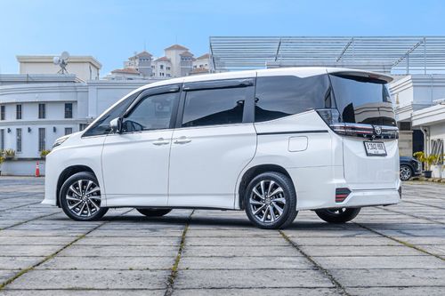 Dijual 2023 Toyota Voxy 2.0L AT bekas