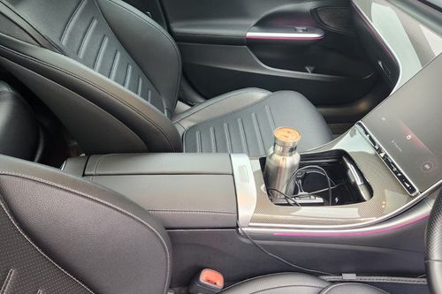 Dijual 2023 Mercedes Benz C-Class Sedan C 300 AMG Line bekas