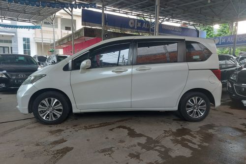 Dijual 2013 Honda Freed S AT bekas