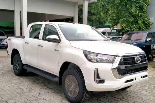 2023 Toyota Hilux 2.4L D-Cab E MT