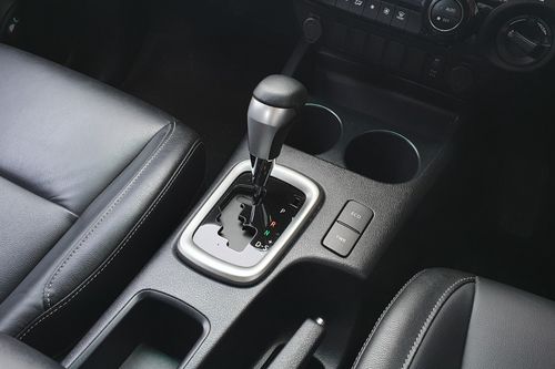 2022 Toyota Hilux 2.4L D-Cab V AT bekas