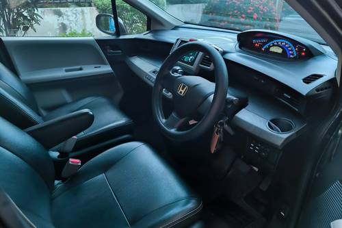 Dijual 2011 Honda Freed E(PSD)A/T bekas