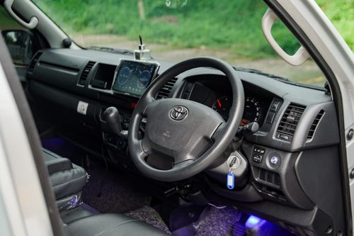 Dijual 2021 Toyota Hiace Commuter Manual bekas