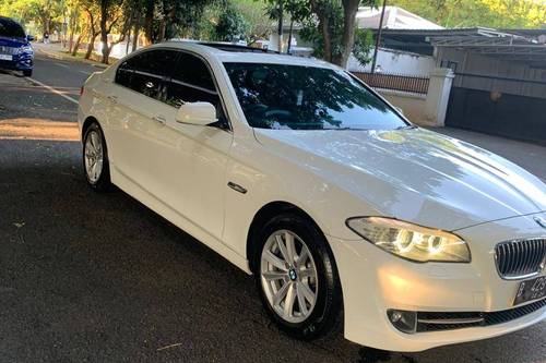 2013 BMW 5 Series Sedan 520i MODERN bekas