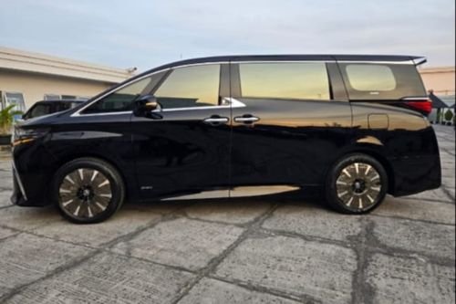 Second hand 2024 Toyota Alphard 2.5 HV 
