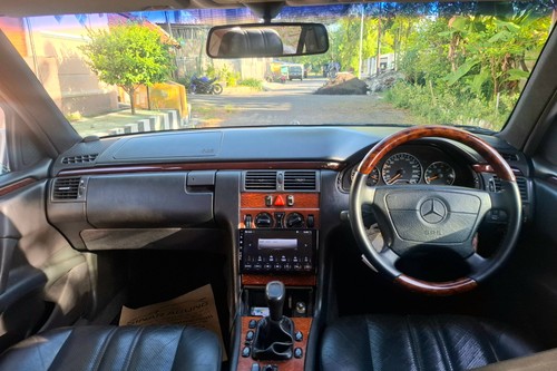 2000 Mercedes Benz E-Class E230 tua