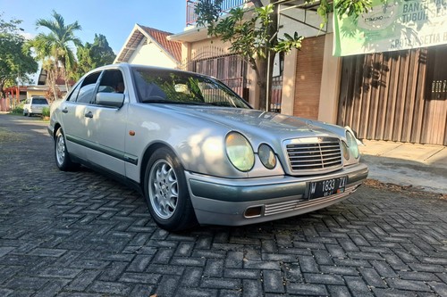 Dijual 2000 Mercedes Benz E-Class E230 bekas