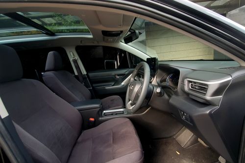 2024 Toyota Kijang Innova Zenix Hybrid EV 2.0L V HV CVT Modellista bekas