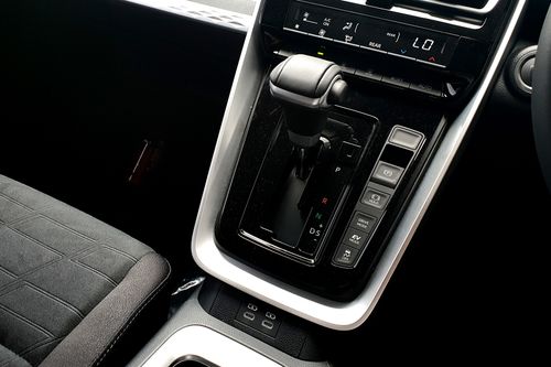 2025 Toyota Kijang Innova Zenix Hybrid EV 2.0L V HV CVT Modellista bekas