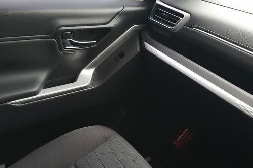2025 Toyota Kijang Innova Zenix Hybrid EV 2.0L V HV CVT Modellista bekas