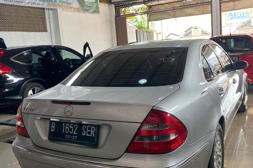 2005 Mercedes Benz E-Class E240 bekas