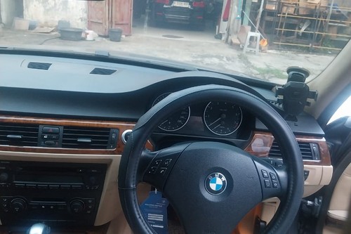 2005 BMW 3 Series Sedan 325iat bekas