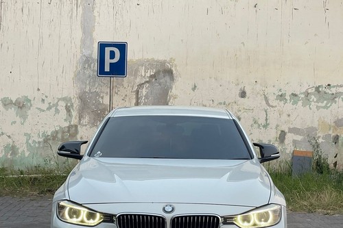 2013 BMW 3 Series Sedan  320i F30 LUXURY bekas
