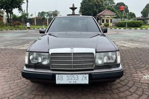 1993 Mercedes Benz E-Class  e220at bekas