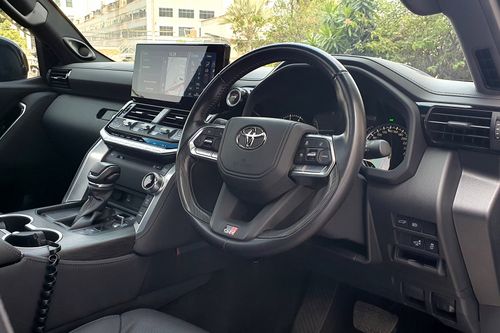 2023 Toyota Land Cruiser GR-S bekas