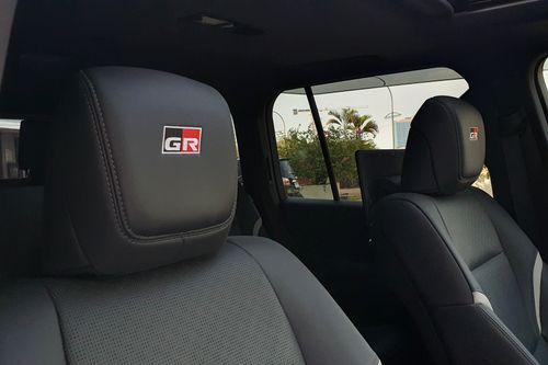 2023 Toyota Land Cruiser GR-S bekas