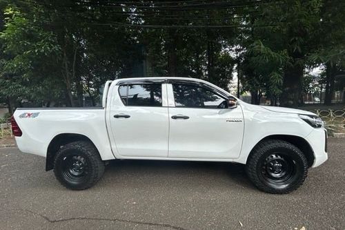 2024 Toyota Hilux 2.4L D-Cab E 4x4 MT tua