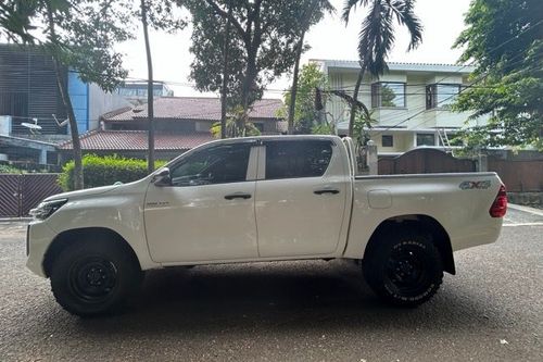 2024 Toyota Hilux 2.4L D-Cab E 4x4 MT bekas