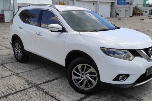 2015 Nissan X Trail  2.5 CVT bekas