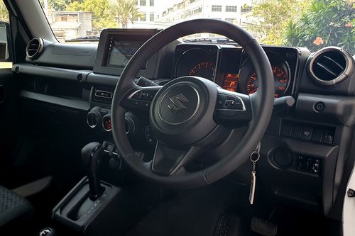 2025 Suzuki Jimny Two Tone AT bekas