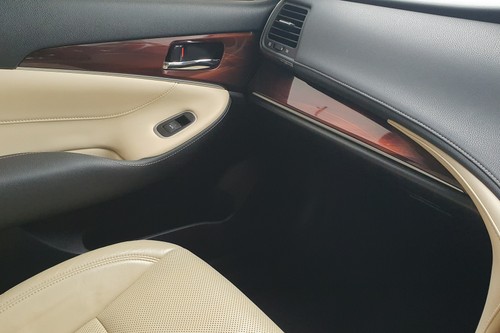 2013 Toyota Crown Royal atsalon bekas